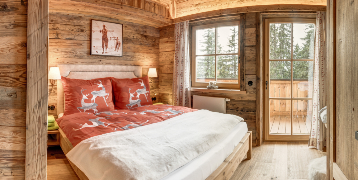 Schlafzimmer mit Ausblick und Altholzdetails